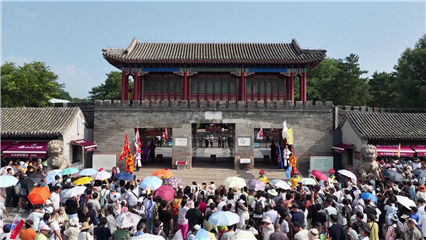 China News: Global travelers explore China's cultural heritage amid cool mountain air
