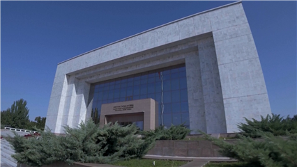China News: Peng Liyuan visits Kyrgyz national historical museum