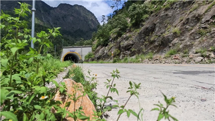 China News: Rescuers take measures to secure safe road access to mudslide-hit Gyirong Port